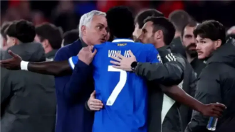 مورينيو يُطرد ويغيب عن دكة بنفيكا أمام ريال مدريد في الإياب بعد اتهامات للحكم