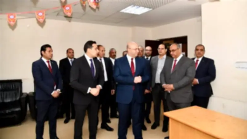 محافظ الفيوم الجديد يهنئ العاملين بشهر رمضان خلال جولة تفقدية بالديوان العام