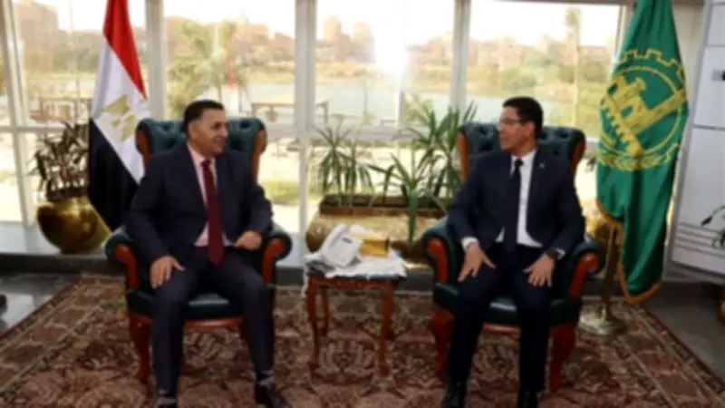 وفد رفيع المستوى من جامعة بنها يزور محافظ القليوبية الجديد لتهنئته بتولي مهام منصبه