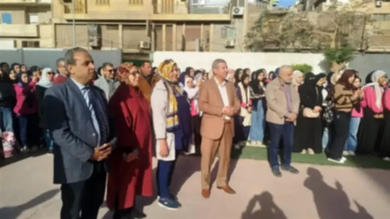 وكيل تعليم الشرقية يزور مدرسة الزقازيق الثانوية بنات ويشيد بالأنشطة التربوية