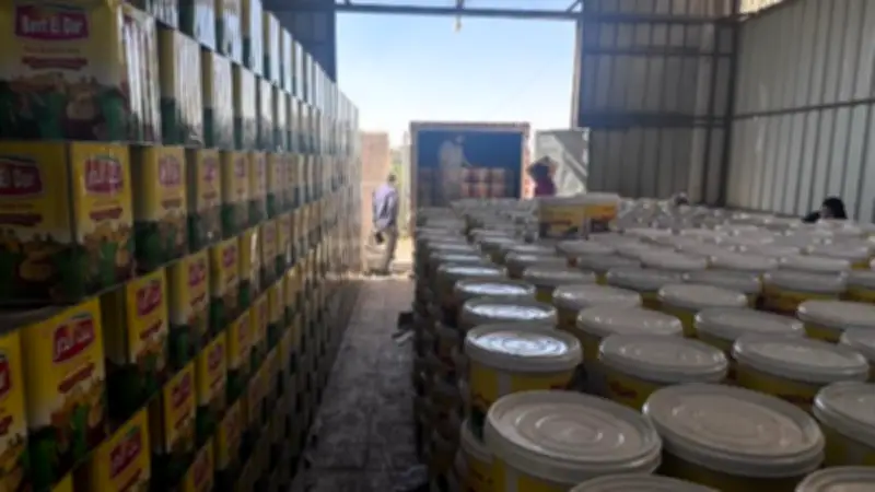 ضبط مركز لتعبئة مواد غذائية مجهولة المصدر في قرية بشبين الكوم بالمنوفية