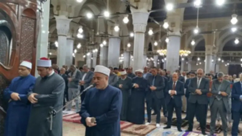 آلاف المصلين يؤدون صلاة التراويح في مسجد السيد البدوي بطنطا في أولى ليالي رمضان