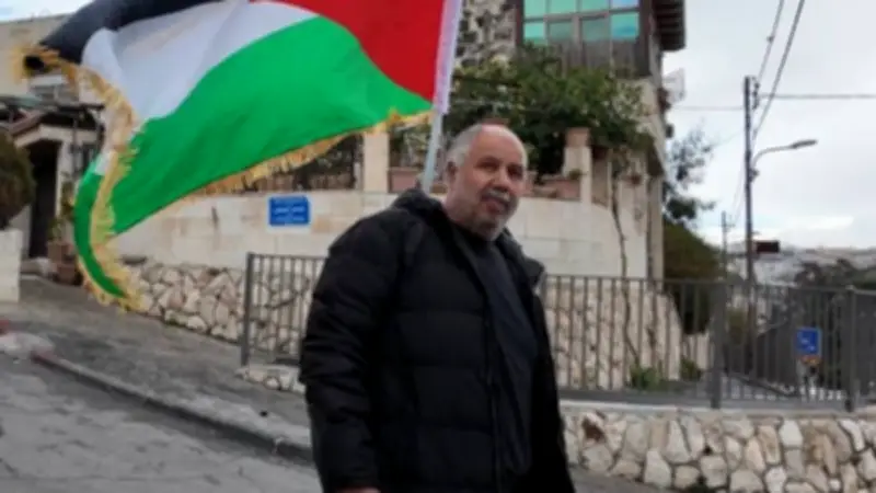 قوات الاحتلال تحتجز ناشطًا مقدسيًا وتمنعه من الصلاة في الأقصى وتقتحم بيت أمر