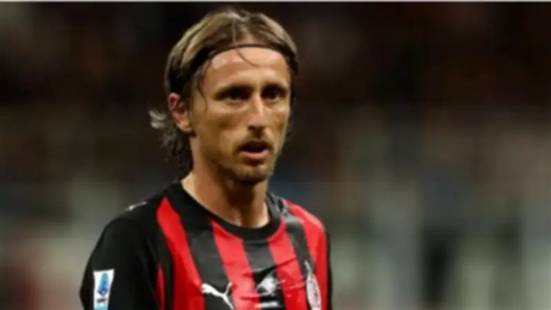 أليجري يُقنع مودريتش بتجديد عقده مع ميلان.. والعلاقة بينهما كلمة السر