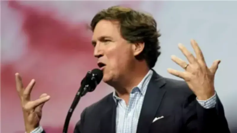 إسرائيل تحتجز المذيع الأمريكي تاكر كارلسون وتستجوبه بعد مقابلة مع السفير هاكابي