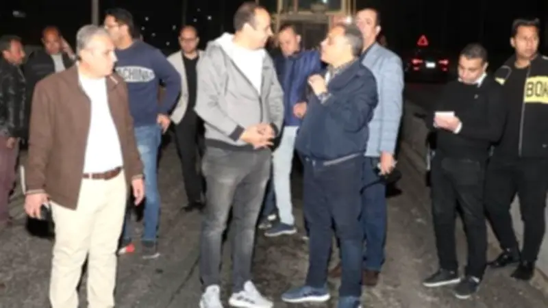 محافظ الشرقية يتفقد أعمال رصف ورفع كفاءة كوبري بردين في الزقازيق ليلاً