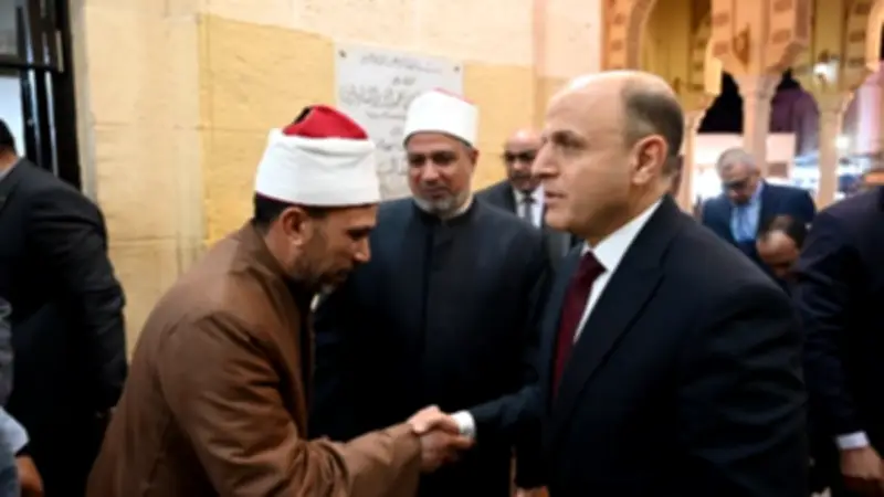 محافظ الغربية يؤدي صلاة التراويح الأولى في مسجد السيد البدوي ويرسل رسالة محبة للمواطنين