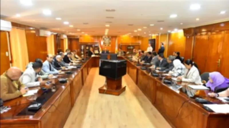 محافظ أسيوط يوجه بتكثيف الحملات الميدانية واستكمال مشروعات "حياة كريمة" في اجتماع موسع