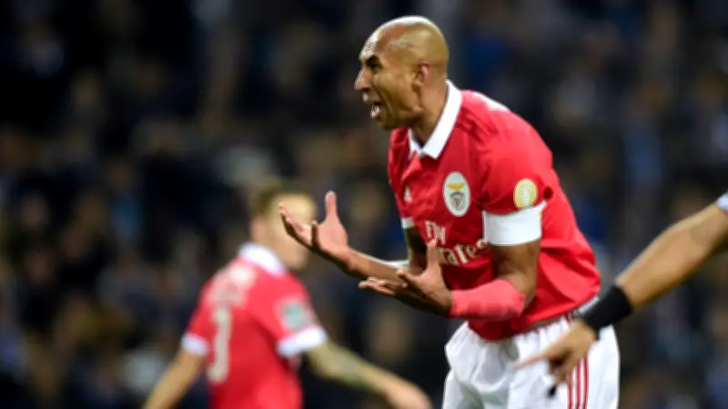 أسطورة بنفيكا تدفع ثمن دعم فينيسيوس: تهديدات وعنصرية تصل لوصفه بـ"يهوذا الخائن"