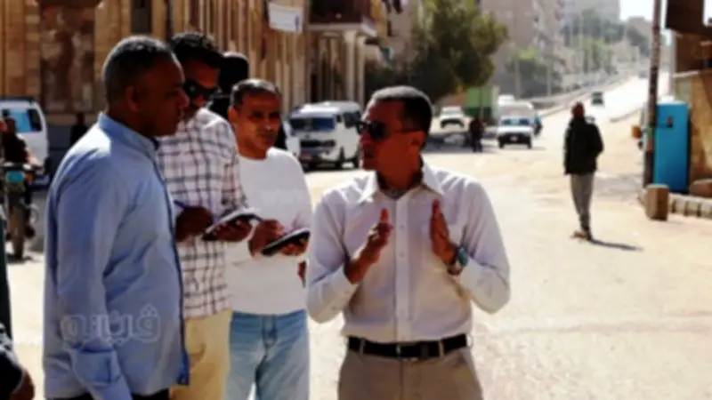محافظ أسوان يقود جولات ميدانية مكثفة في منطقة المحمودية لتحسين النظافة العامة