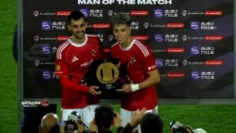 إمام عاشور يتنازل عن جائزة رجل المباراة لزميله بلعمري في فوز الأهلي على الجونة