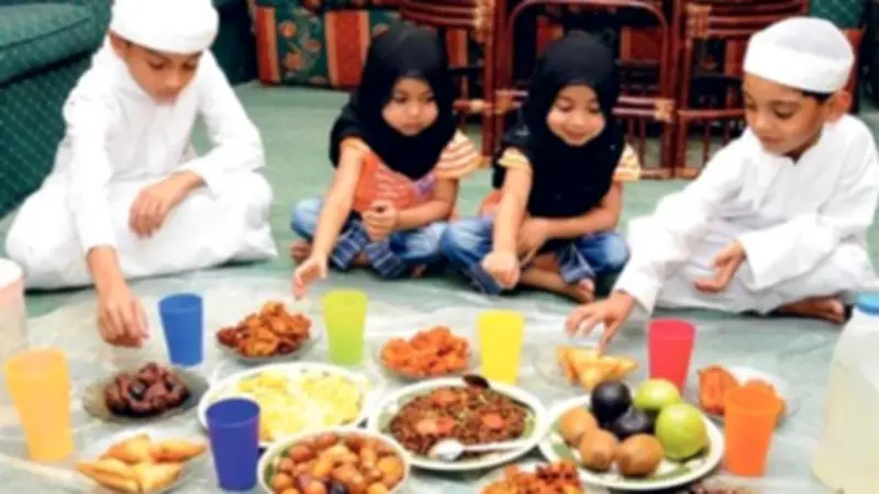 تجنبها من أجل صحتهم.. سلوكيات خاطئة مع الأطفال على مائدة الإفطار في رمضان