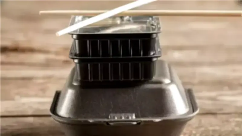 تحذير صحي خطير: العبوات البلاستيكية السوداء في توصيل الطعام قد تحتوي على سموم قاتلة