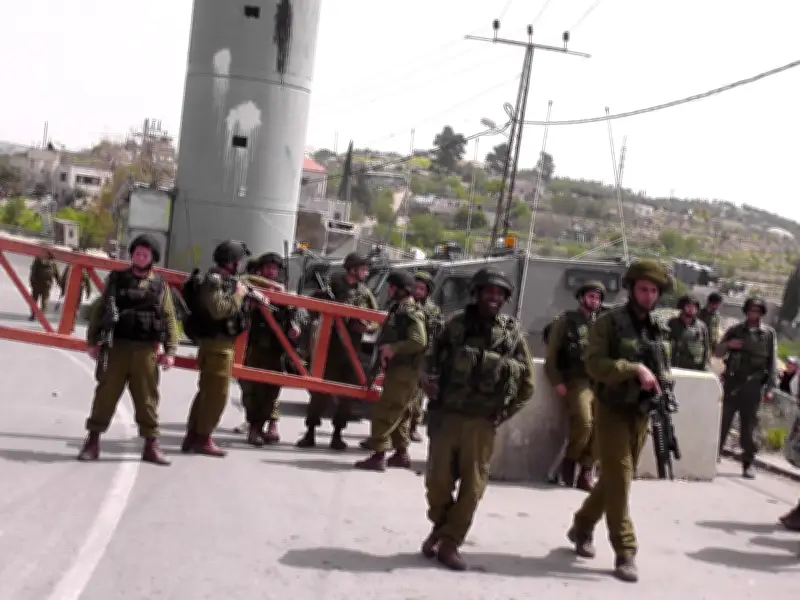 الاحتلال الإسرائيلي يمنع الفلسطينيين من دخول القدس لأداء صلاة الجمعة عبر حاجز قلنديا