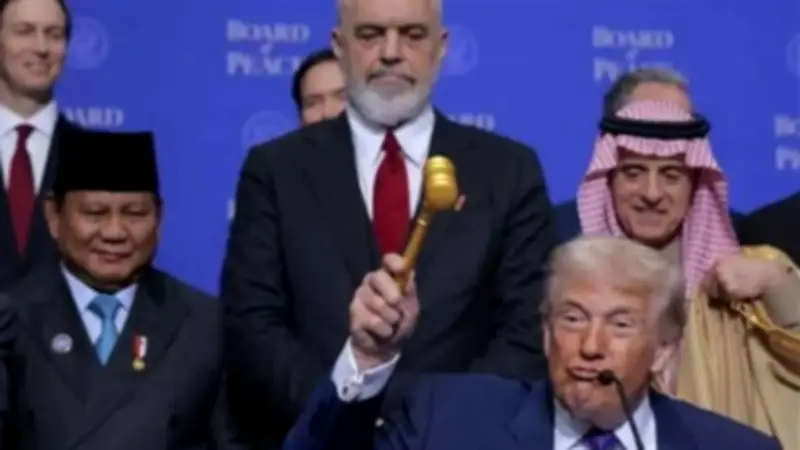 ترامب يستولي على مطرقة ذهبية بعد اجتماع مجلس السلام.. واتهامات بالسرقة