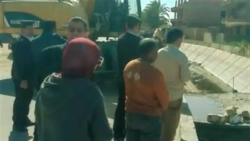 وزارة الري تزيل تعديًا على ترعة فزارة بسوهاج بالتنسيق مع المحافظة والأمن