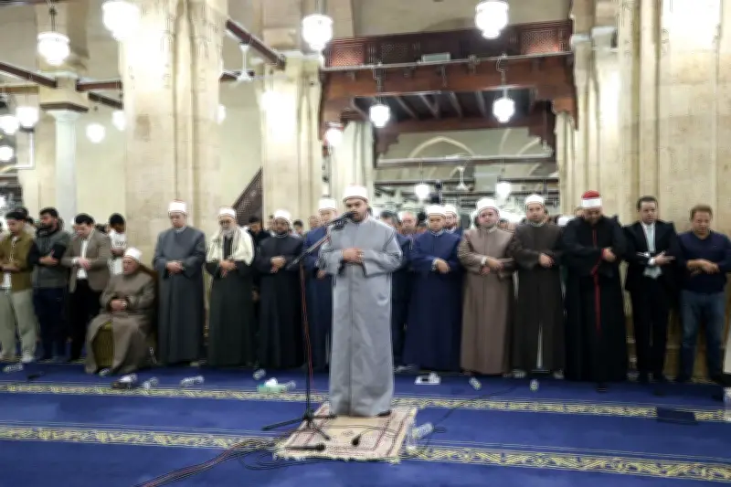 أول طالب جامعي يؤم المصلين في الجامع الأزهر: خطوة تاريخية في التعليم الديني