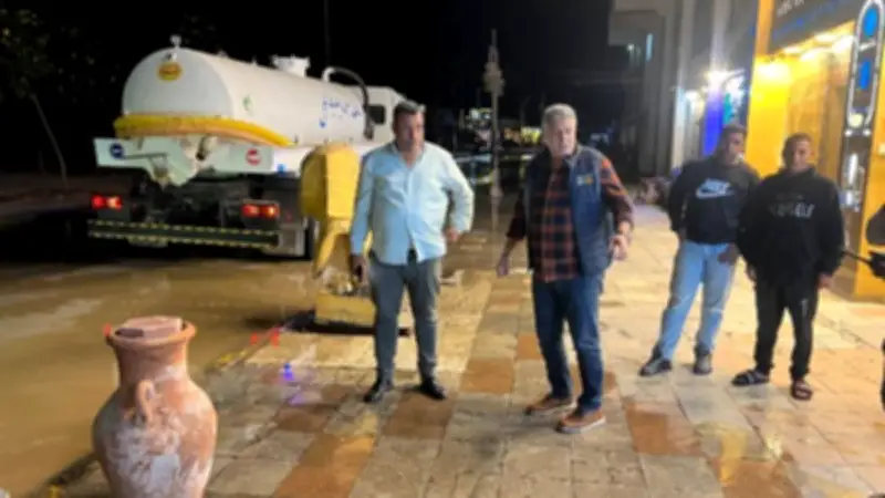 شركة مياه البحر الأحمر تتعامل مع كسر مفاجئ بخط المياه في الممشى السياحي