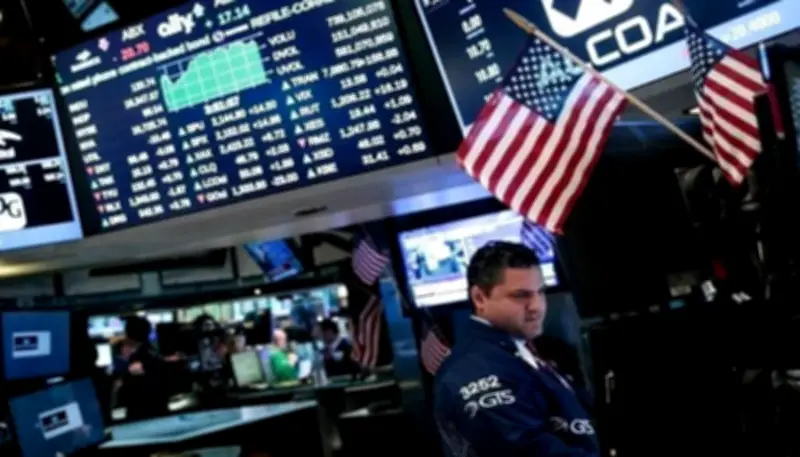 وول ستريت تستقر بعد إبطال المحكمة العليا رسوم ترامب الجمركية
