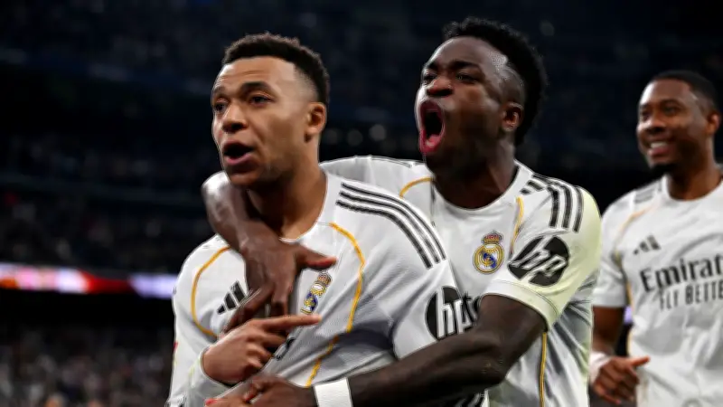 مشجعو ريال مدريد يرفعون شعار 'لا للعنصرية' دعماً لفينيسيوس ومبابي قبل مواجهة بنفيكا