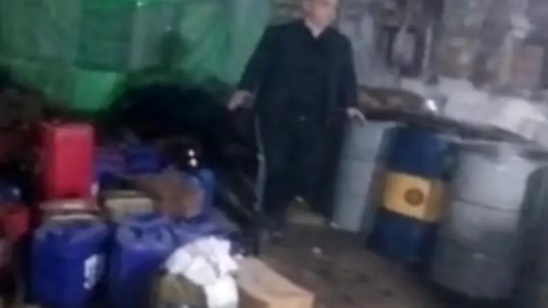 تموين الشرقية يضبط مصنعاً لإعادة تدوير زيوت السيارات المستعملة مجهولة المصدر