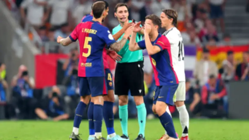 الكشف عن حكم كلاسيكو الهلال والاتحاد: الإسباني دي بيرجوس يقود المباراة وسط جدل سابق