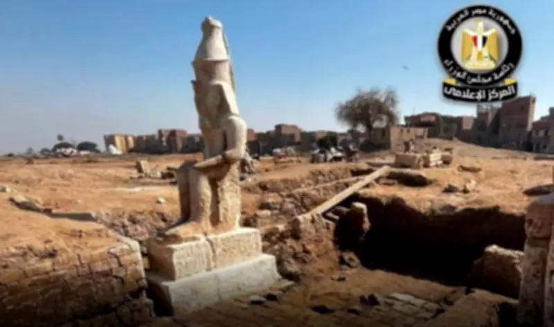 انتهاء أعمال ترميم وإقامة تمثال الملك رمسيس الثاني بمنطقة الأشمونين