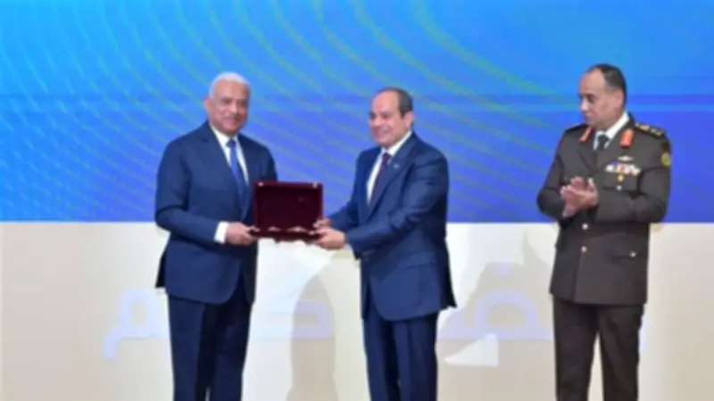 الرئيس السيسي يمنح الفريق أول عبد المجيد صقر نوط الجمهورية من الطبقة الأولى