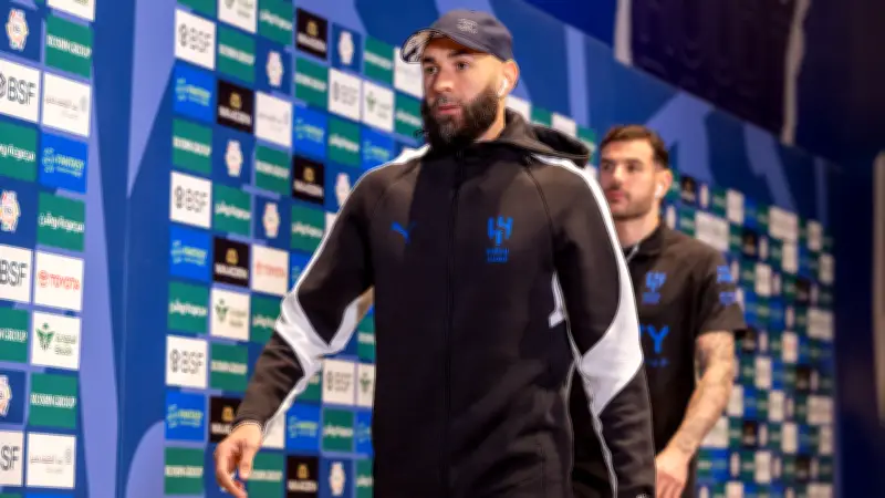 جماهير الاتحاد تطلق صافرات الاستهجان ضد بنزيما قبل كلاسيكو الهلال