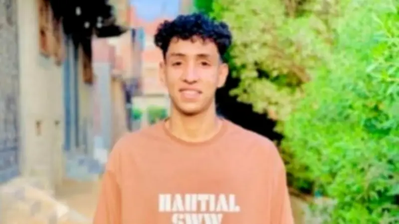 مصرع شاب دهسًا أسفل عجلات سيارة مسرعة بالطريق الأبيض في كرداسة بالجيزة