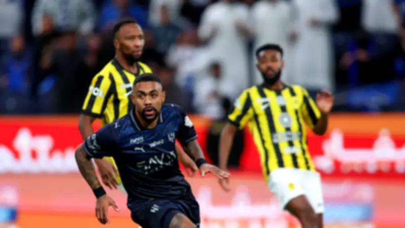 بطاقة حمراء تاريخية.. حسن كادش يدخل سجلات كلاسيكو الهلال والاتحاد من الباب الخلفي