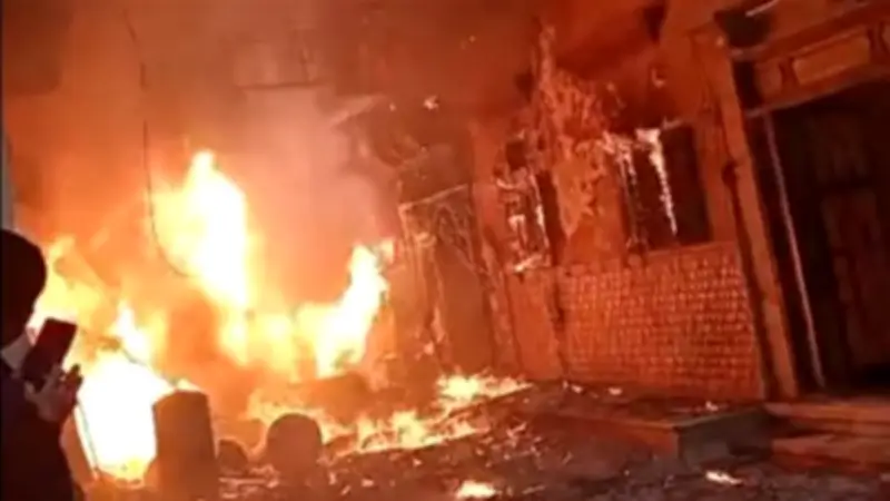 الحماية المدنية بالدقهلية تنجح في إخماد حريق هائل بمخزن أدوات كهربائية في المنصورة