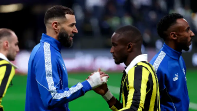 ضربة شراحيلي تهز كلاسيكو الهلال والاتحاد.. هل استهدف بنزيما عمداً؟