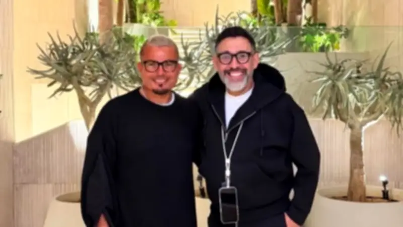 عمرو دياب وعمرو مصطفى يظهران معًا في صورة جديدة على فيسبوك بعد سنوات من الخلاف