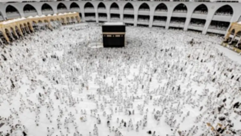 أسرار برودة رخام الكعبة: كيف تظل أرض الطواف منعشة للحجاج في الصيف ورمضان؟