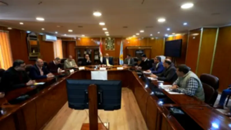 محافظ أسيوط يترأس اجتماعًا موسعًا لبحث آليات تطوير المرور وتجميل الميادين والشوارع