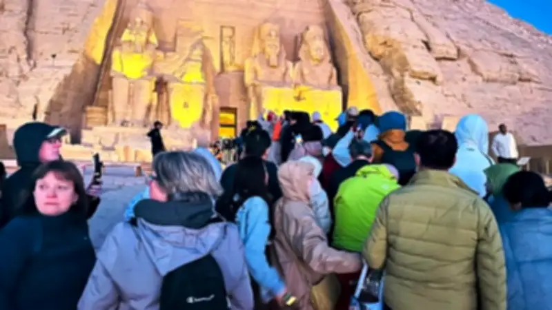 تعامد الشمس على وجه رمسيس الثاني يجذب آلاف السائحين في أسوان