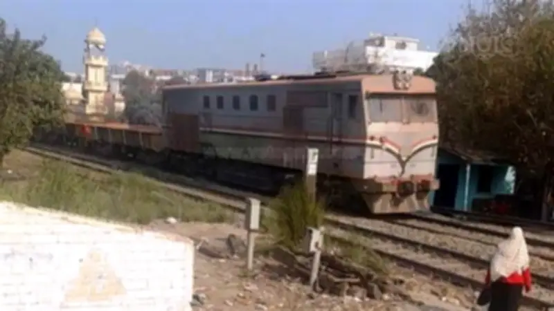 جرار زراعي يخترق خط السكة الحديد بين فاقوس والسماعنة دون إصابات