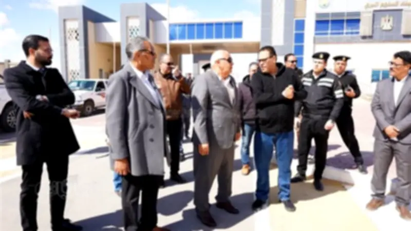 محافظ مطروح يتفقد حملات صيانة الإنارة العامة ويطمئن على منفذ السلوم خلال رمضان