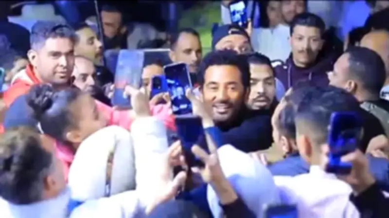 تدخل أمني لتهدئة تدافع الجماهير أثناء تصوير عمرو سعد لمسلسل إفراج بالقاهرة القديمة