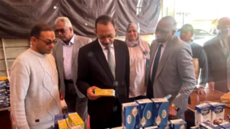 محافظ سوهاج ونائبه يتفقدان معرض 