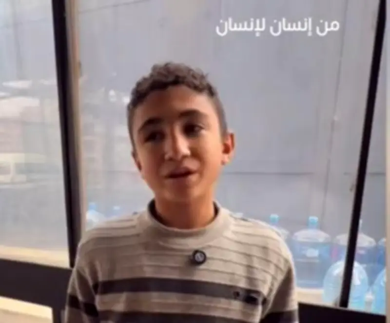 قصة مؤثرة: طالب إعدادي يعمل منذ الفجر لدعم أسرته ويكافح من أجل حياة كريمة