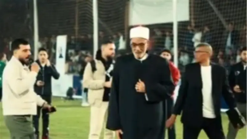 لقطة رمضانية مؤثرة: شيخ و قسيس يلعبان كرة القدم في المنوفية وسط تفاعل الشباب