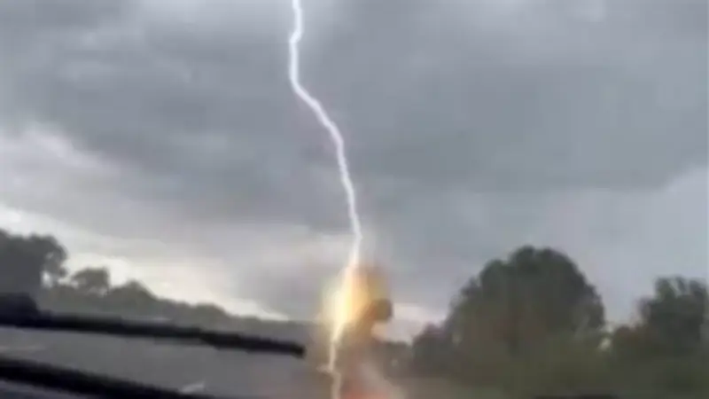 الأرصاد تحذر من ضربات برق ورياح قوية وغداً دافئ نهاراً وبارد ليلاً