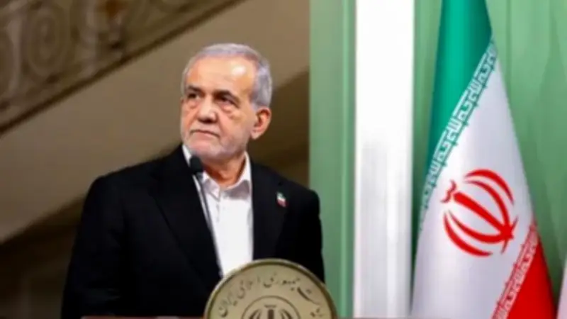 الرئيس الإيراني يؤكد التزام إيران بالسلام ويراقب تحركات أمريكا عن كثب