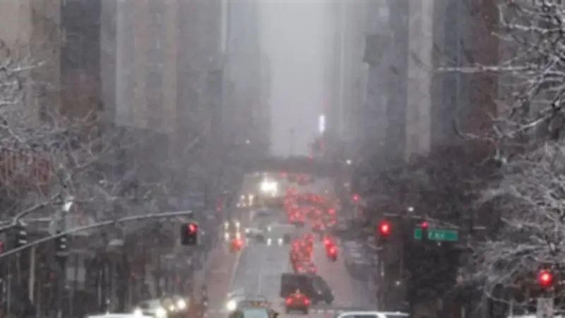 نيويورك تغلق شبكة مواصلاتها بالكامل استعدادًا لعاصفة ثلجية تاريخية