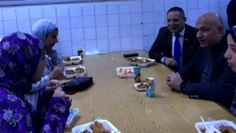 رئيس جامعة دمياط يفاجئ طالبات المدينة الجامعية ويشاركهن مائدة الإفطار في لفتة إنسانية