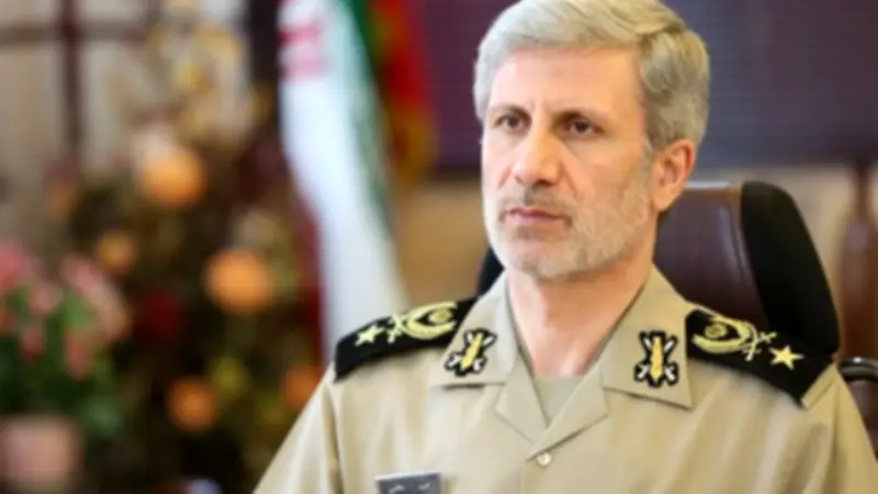 قائد الجيش الإيراني يحذر من مخططات العدو ويؤكد استعداد إيران للدفاع عن أراضيها