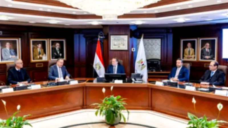 محافظ البنك المركزي ووزير التعليم العالي يبحثان تعزيز التعاون لدعم الطلاب المتفوقين