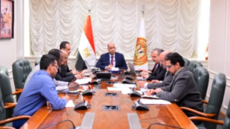 وزير العمل يؤكد على توفير مناخ مناسب لانتخابات عمالية نزيهة وشفافة
